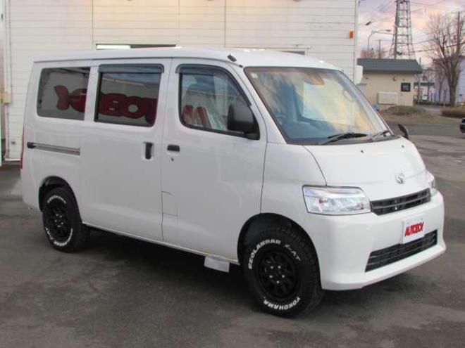 タウンエースバン1.5 GL 4WD　登録済未使用車/スマートアシスト/LEDヘッドライト/ベッドキット/MAD CROSS14インチホイール+ジオランダーX-AT/キーレス/アイドリングストップ/ディスプレイオーディオ 登録済未使用車 1500