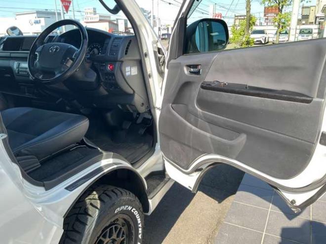 ハイエースバン2.7 スーパーGL ダークプライムII ワイド ミドルルーフ ロングボディ 4WD　TOYOオープンカントリーR/T215/65R16　ナイトロパワーM29スティンガー16インチAW　ワンオーナー　社外ナビTV　両側パワースライドドア　ETC　Pivot製クルコン　Tom's製テールライト　JAOS リヤスキッドバー 2700