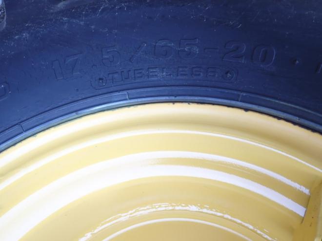 ホイールローダWA80-3　スノースパイクタイヤ　苫小牧ヤード