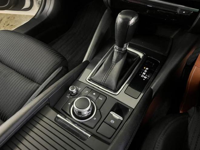 アテンザワゴンＸＤ　本州仕入　禁煙車　アイアクティブセンス　ヘッドアップディスプレイ　スカイアクティブディーゼルターボ　クルーズコントロール　社外１７インチＡＷ　純正１７ＡＷ＋スタッドレスタイヤ付　ドライブレコーダー　ルーフレール　ＥＴＣ 4WD 2200 5Dr