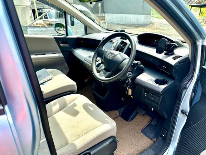 フリードGジャストセレクション8人乗り　FF車 タイミングチェーン車　エンジンスターター　HID ワンオーナー　車検記録簿6枚あり　車庫証明自己申請価格 1500 5Dr