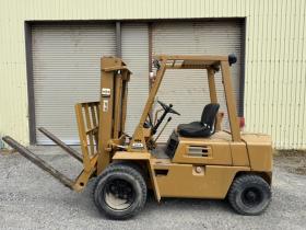 フォークリフト　コマツ FD25 ヒンジ付きディーゼル ダブルタイヤ