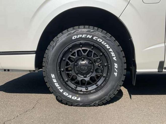 ハイエースバン2.7 スーパーGL ダークプライムII ワイド ミドルルーフ ロングボディ 4WD　TOYOオープンカントリーR/T215/65R16　ナイトロパワーM29スティンガー16インチAW　ワンオーナー　社外ナビTV　両側パワースライドドア　ETC　Pivot製クルコン　Tom's製テールライト　JAOS リヤスキッドバー 2700