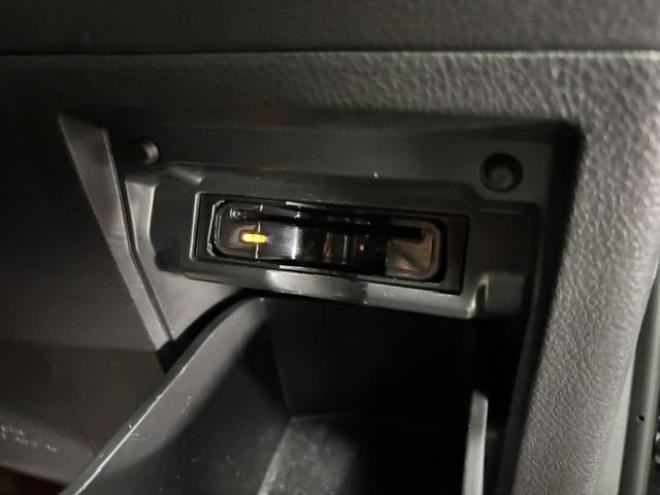 ヴェルファイア２．４Ｚ　ゴールデンアイズⅡ　本州仕入　禁煙車　純正ブラックハーフレザーシート　社外１９インチＡＷ　純正１６ＡＷ＋スタッドレスタイヤ付　両側パワースライドドア　パワーバックドア　クルーズコントロール　前後コーナーセンサー　ＥＴＣ 4WD 2400 5Dr