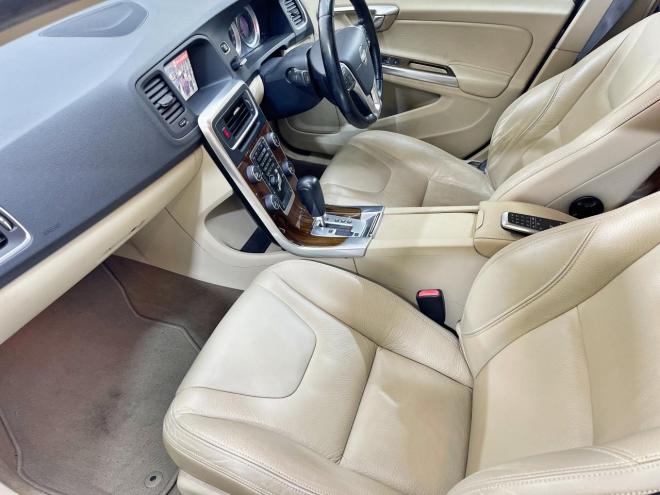 ボルボV60 T6 AWD 4WD 5年保証 サンルーフ ナビTV Bカメ 自社認証工場 車検整備2年付 修復歴無 寒冷地仕様 禁煙