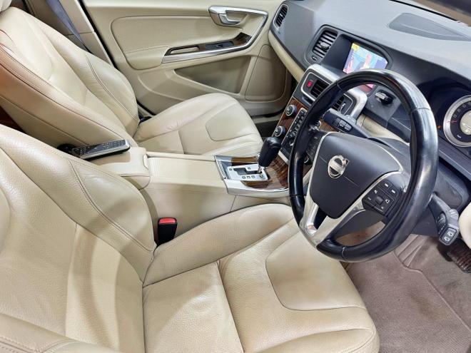 ボルボV60 T6 AWD 4WD 5年保証 サンルーフ ナビTV Bカメ 自社認証工場 車検整備2年付 修復歴無 寒冷地仕様 禁煙