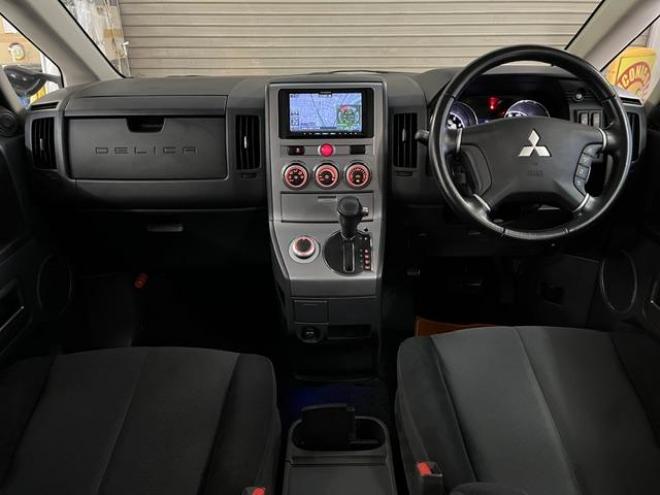 デリカＤ：５　Ｇパワーパッケージ　本州仕入　禁煙車　寒冷地仕様　ＭＫＷ１６ＡＷ＋ヨコハマホワイトレター　新品ＪＡＯＳブラックマッドガード　純正１８ＡＷ＋スタッドレスタイヤ付　アルパインリアフリップダウンモニター　ドライブレコーダー 4WD 2400 5Dr