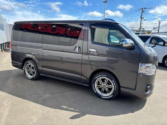 ハイエースバン2.8 スーパーGL ダークプライムII ロングボディ ディーゼルターボ 4WD　グレーメタリック　415COBRAクリーンルック3フロントスポイラー　ステージ2ルーフスポイラー　バッドフェイスBY2ボンネット　バッドラッカー17インチAW　ヨコハマPARADA17インチホワイトレター 2800
