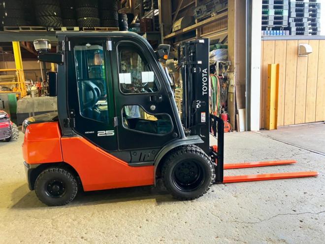 フォークリフトトヨタ　中古　8FDL25　建機