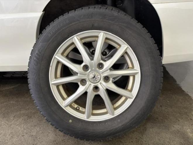 セレナハイウェイスター　禁煙車　寒冷地仕様　両側パワースライドドア　純正エアロ　純正１５インチＡＷ　社外１５ＡＷ＋スタッドレスタイヤ付　カロッツェリアディスプレイオーディオ　ＤＶＤ再生　ＡＵＸ再生　純正エンジンスターター 4WD 2000 5Dr