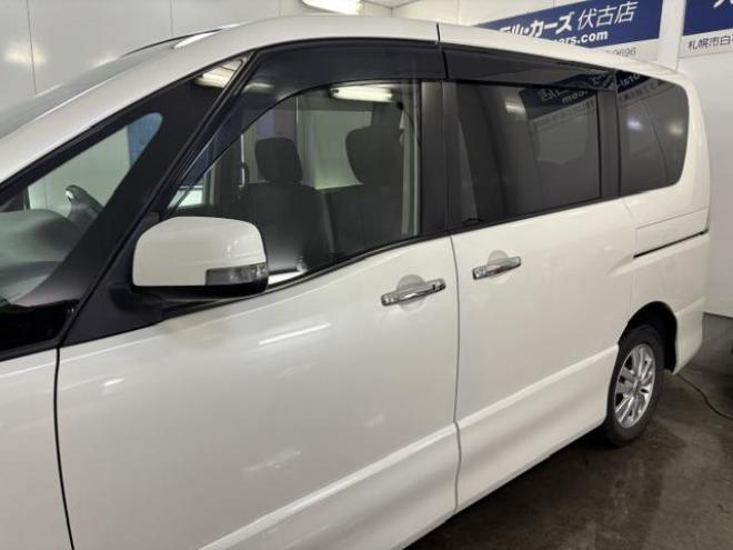 セレナハイウェイスター　禁煙車　寒冷地仕様　両側パワースライドドア　純正エアロ　純正１５インチＡＷ　社外１５ＡＷ＋スタッドレスタイヤ付　カロッツェリアディスプレイオーディオ　ＤＶＤ再生　ＡＵＸ再生　純正エンジンスターター 4WD 2000 5Dr
