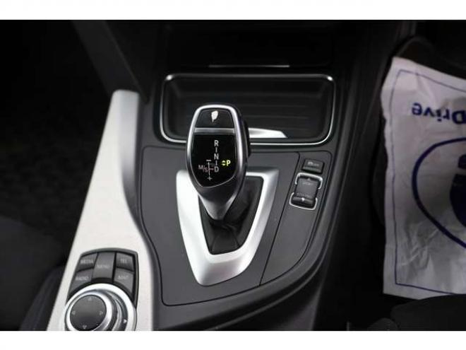 BMW3シリーズ 320i xドライブ 4WD　検二年　社外マフラー　バックカメラ　自社　ローンカノウ 正規輸入車 2000