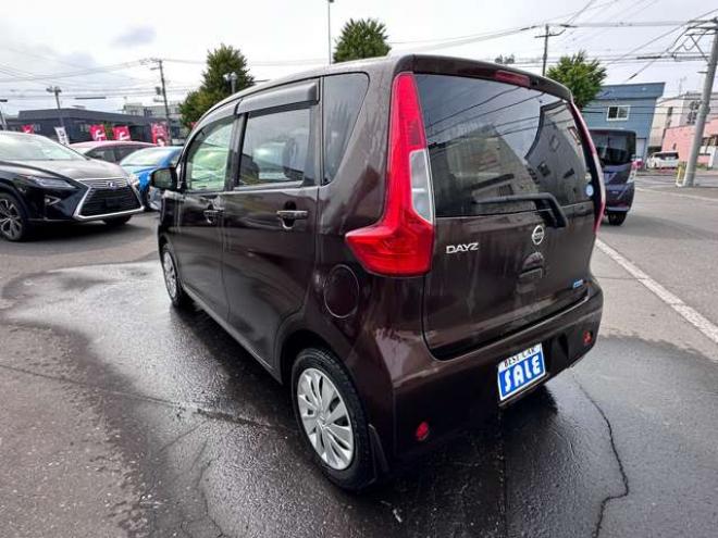 デイズX 4WD　ナビ　Bluetoothオーディオ　運転席シートヒーター　横滑り防止装置　アイドリングストップ　衝突軽減ブレーキ　スチールホイール冬　社外アルミホイール夏　アラウンドビューモニター　バックモニター　地デジ 660