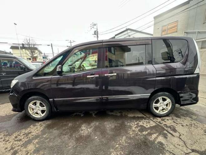 セレナ2.0 ハイウェイスター 4WD　アイドリングストップ　プッシュスタート 2000