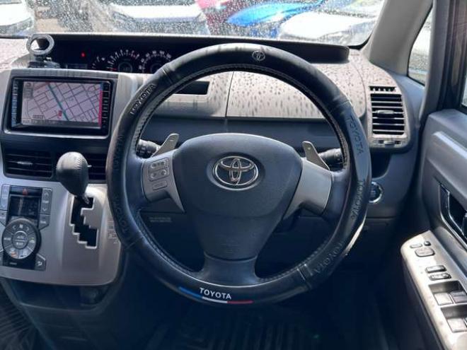ヴォクシー2.0 ZS 煌II 4WD　両側パワースライドドア　HDDナビ　Bluetooth　　地デジ　ワイパーデアイサー　リアヒーター　ビルトインETC　バックカメラ　フリップダウンモニター　純正アルミホイール夏　プッシュスタート　インテリキー 2000