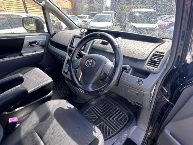 ヴォクシー2.0 ZS 煌II 4WD　両側パワースライドドア　HDDナビ　Bluetooth　　地デジ　ワイパーデアイサー　リアヒーター　ビルトインETC　バックカメラ　フリップダウンモニター　純正アルミホイール夏　プッシュスタート　インテリキー 2000
