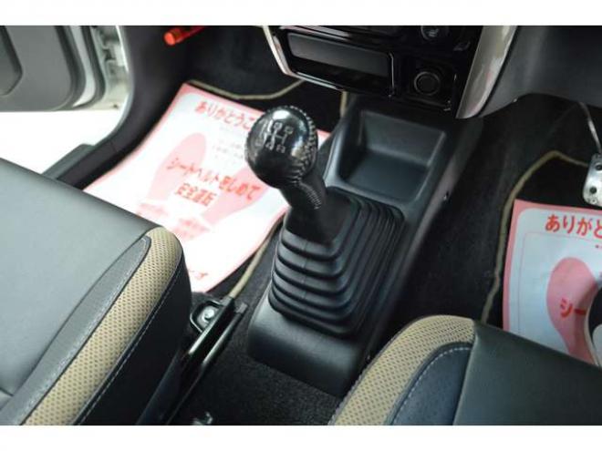 ジムニーランドベンチャー 4WD　特別仕様車5速マニュアル4WDターボリフトアップCDハーフレザーシートヒーター16インチ純正アルミマットタイヤ禁煙車ウインカーミラーヒーターキーレスエントリー 660