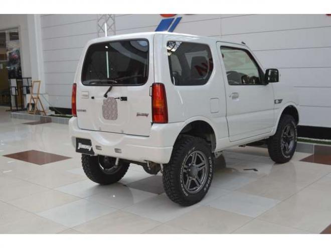 ジムニーランドベンチャー 4WD　特別仕様車5速マニュアル4WDターボリフトアップCDハーフレザーシートヒーター16インチ純正アルミマットタイヤ禁煙車ウインカーミラーヒーターキーレスエントリー 660
