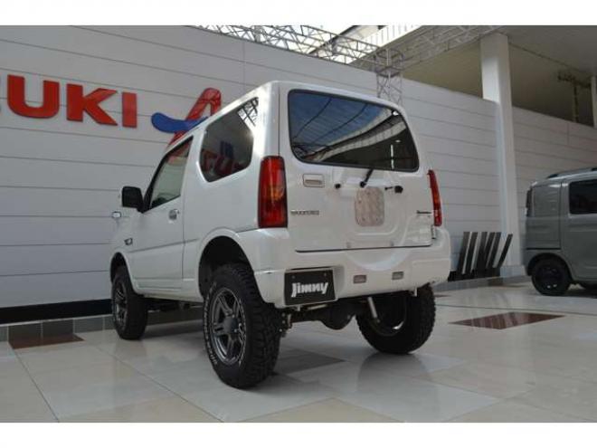 ジムニーランドベンチャー 4WD　特別仕様車5速マニュアル4WDターボリフトアップCDハーフレザーシートヒーター16インチ純正アルミマットタイヤ禁煙車ウインカーミラーヒーターキーレスエントリー 660