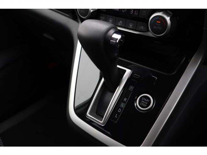 セレナ2.0 B 4WD　社外ナビ　バックカメラ　バックブザー　ETC　前側ドライブレコーダー　クルーズコントロール　オートライト　フォグランプ 2000