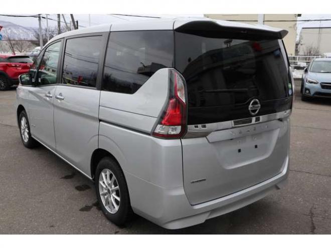 セレナ2.0 B 4WD　社外ナビ　バックカメラ　バックブザー　ETC　前側ドライブレコーダー　クルーズコントロール　オートライト　フォグランプ 2000