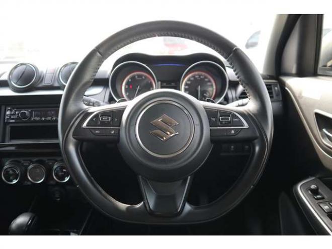スイフト1.2 XL セーフティパッケージ装着車 4WD　CDプレイヤー　シートヒーター　パドルシフト　オートライト　アダプティブクルーズコントロール　車線逸脱警報 1200