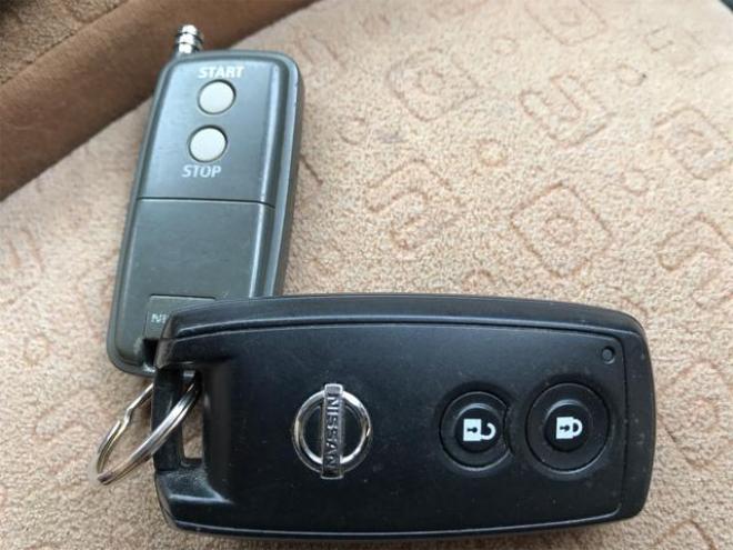モコＥ　ＦＯＵＲ　４ＷＤ　スマートキー　シートヒーター　ベンチシート　ＡＴ　盗難防止システム　ＡＢＳ　ＣＤ　衝突安全ボディ　エアコン（北海道） 4WD 660 5Dr