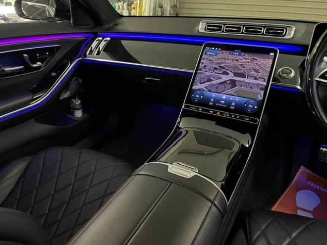 ベンツＳ５００ロング　４マチック　ＡＭＧライン　ショーファーＰＫＧ　マイバッハグリル　リアエンターテイメント　ＡＭＧ２１インチＡＷ　ブラックレザーシート　電動サンルーフ　１２．８インチ有機ＥＬディスプレイ　ヘッドアップディスプレイ　ドラレコ 4WD 3000 4Dr