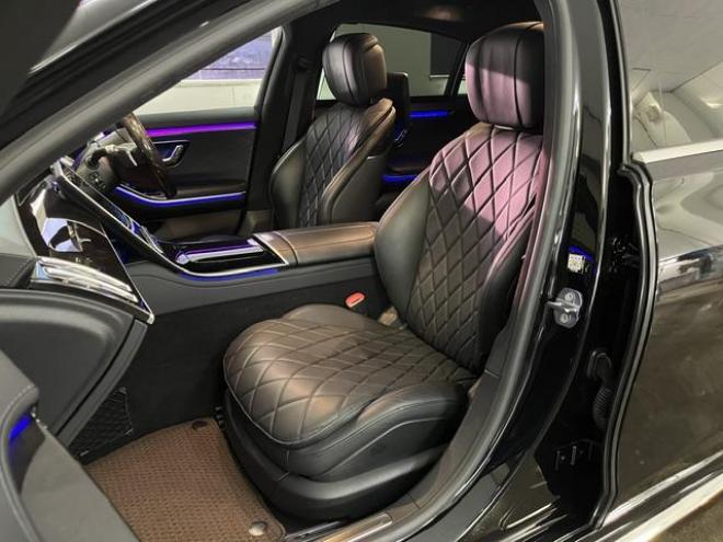 ベンツＳ５００ロング　４マチック　ＡＭＧライン　ショーファーＰＫＧ　マイバッハグリル　リアエンターテイメント　ＡＭＧ２１インチＡＷ　ブラックレザーシート　電動サンルーフ　１２．８インチ有機ＥＬディスプレイ　ヘッドアップディスプレイ　ドラレコ 4WD 3000 4Dr