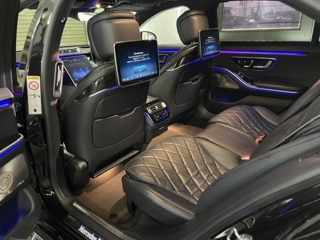 ベンツＳ５００ロング　４マチック　ＡＭＧライン　ショーファーＰＫＧ　マイバッハグリル　リアエンターテイメント　ＡＭＧ２１インチＡＷ　ブラックレザーシート　電動サンルーフ　１２．８インチ有機ＥＬディスプレイ　ヘッドアップディスプレイ　ドラレコ 4WD 3000 4Dr