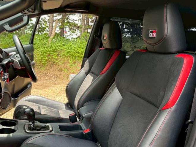 ハイラックス2.4 Z GRスポーツ ディーゼルターボ 4WD　エアコン パワステ パワーウィンドウ キーレス 電動シート フロントカメラ サイドカメラ バックカメラ ETC  トノカバー 社外ホイール クルーズコントロール MTモード付き 純正ナビ 2400