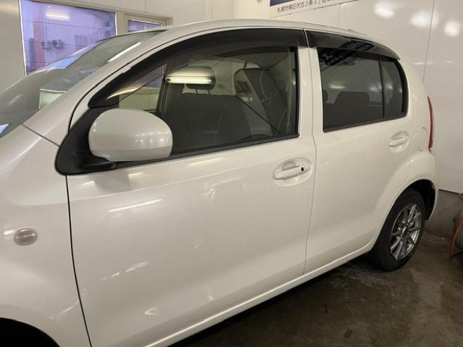 パッソ１．０Ｘ　Ｌパッケージ　キリリ　寒冷地仕様　禁煙車　純正ＳＤナビ　地デジ　Ｂｌｕｅｔｏｏｔｈオーディオ　バックカメラ　スマートキー　エンジンスターター　ＨＩＤヘッドライト　社外１４インチＡＷ　社外１３ＡＷ＋スタッドレスタイヤ付 4WD 1000 5Dr