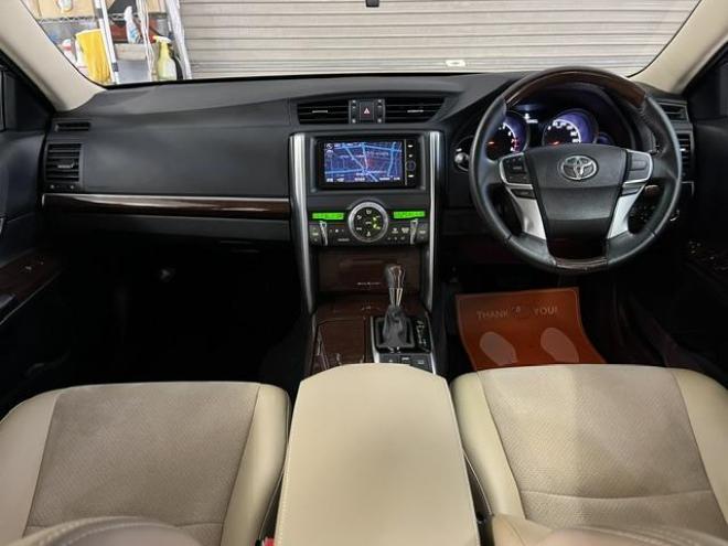 マークXプレミアム　Ｆｏｕｒ　最上級グレード　本州仕入　寒冷地仕様　禁煙車　純正ハーフレザーシート　両席シートヒーター　純正ナビ　フルセグ地デジ　Ｂｌｕｅｔｏｏｔｈオーディオ　ＤＶＤ再生　バックカメラ　ＨＩＤヘッドライト　ＥＴＣ 4WD 2500 4Dr