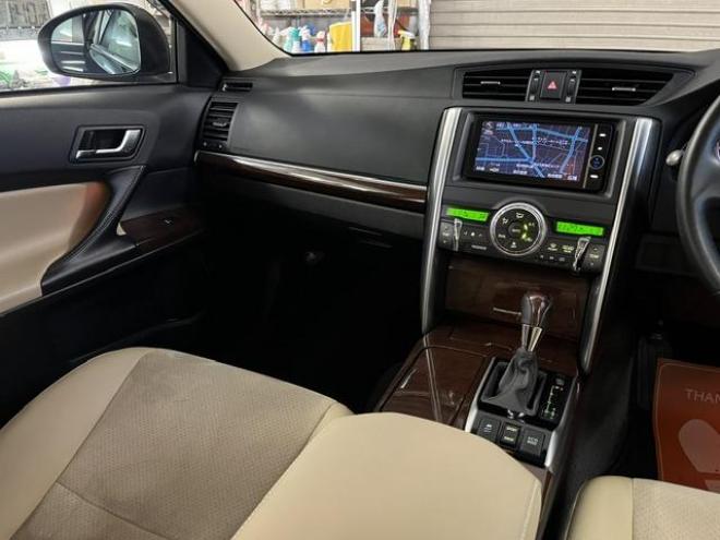マークXプレミアム　Ｆｏｕｒ　最上級グレード　本州仕入　寒冷地仕様　禁煙車　純正ハーフレザーシート　両席シートヒーター　純正ナビ　フルセグ地デジ　Ｂｌｕｅｔｏｏｔｈオーディオ　ＤＶＤ再生　バックカメラ　ＨＩＤヘッドライト　ＥＴＣ 4WD 2500 4Dr