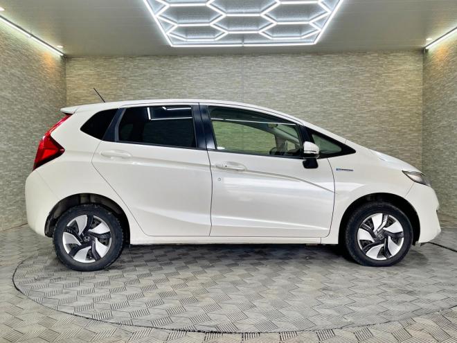 フィット1.5ハイブリッドFパッケージ 4WD 5年保証 スマキー ナビ ETC 自社認証工場 車検整備2年付 修復歴無 寒冷地仕様 禁煙