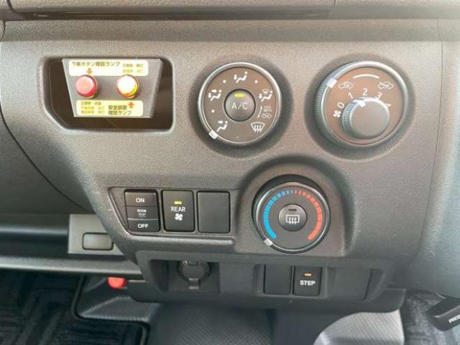 ハイエースコミューター 2.7 DX 4WD　4WD　乗車定員大人4人+幼児18人　置き去り防止装置　リヤヒーター　リヤエアコン 2700