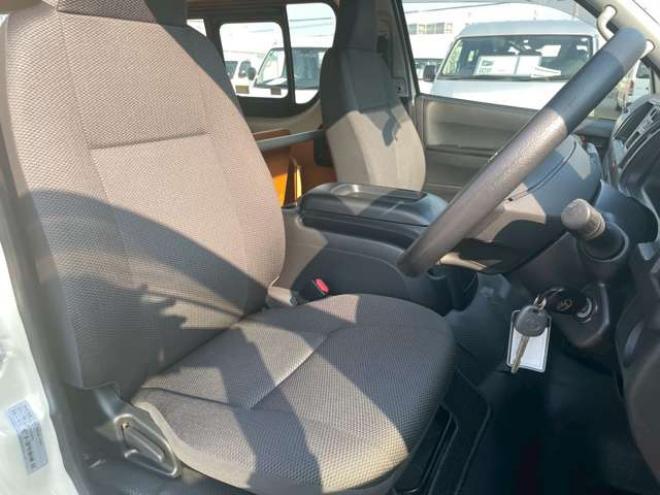 ハイエースコミューター 2.7 DX 4WD　4WD　乗車定員大人4人+幼児18人　置き去り防止装置　リヤヒーター　リヤエアコン 2700