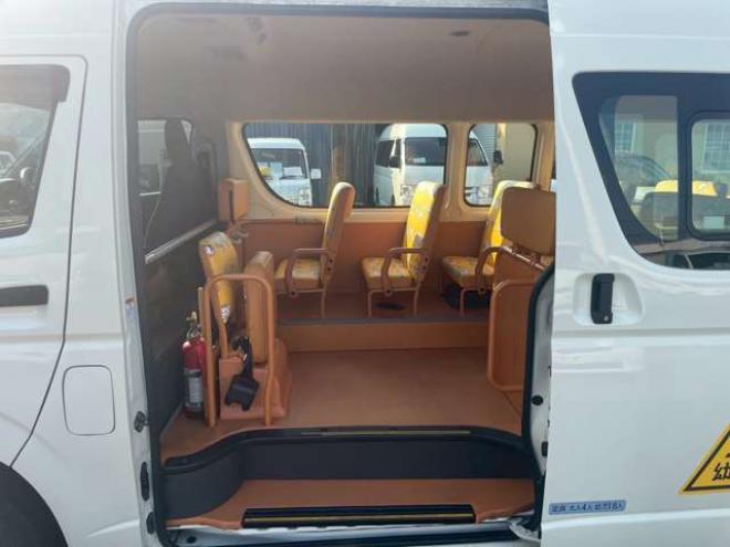ハイエースコミューター 2.7 DX 4WD　4WD　乗車定員大人4人+幼児18人　置き去り防止装置　リヤヒーター　リヤエアコン 2700