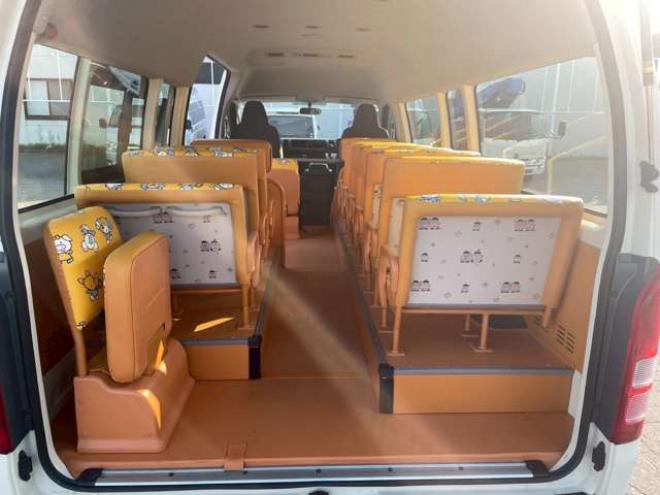 ハイエースコミューター 2.7 DX 4WD　4WD　乗車定員大人4人+幼児18人　置き去り防止装置　リヤヒーター　リヤエアコン 2700