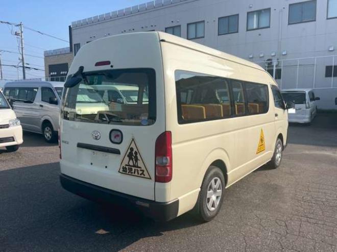 ハイエースコミューター 2.7 DX 4WD　4WD　乗車定員大人4人+幼児18人　置き去り防止装置　リヤヒーター　リヤエアコン 2700