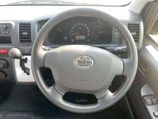 ハイエースコミューター 2.7 DX 4WD　4WD　乗車定員大人4人+幼児18人　置き去り防止装置　リヤヒーター　リヤエアコン 2700