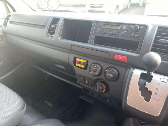 ハイエースコミューター 2.7 DX 4WD　4WD　乗車定員大人4人+幼児18人　置き去り防止装置　リヤヒーター　リヤエアコン 2700