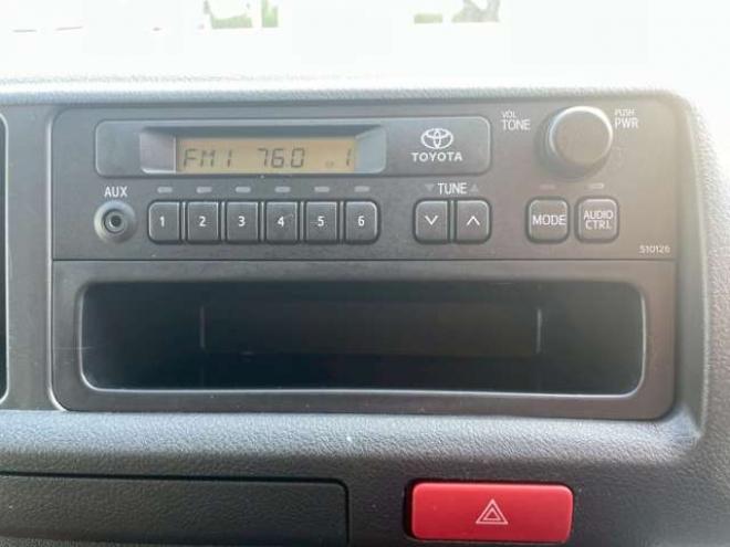 ハイエースコミューター 2.7 DX 4WD　4WD　乗車定員大人4人+幼児18人　置き去り防止装置　リヤヒーター　リヤエアコン 2700