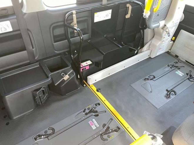 ハイエースバン2.8 ウェルキャブ Bタイプ ロング ディーゼルターボ 4WD　4WD　寒冷地仕様　10人乗り(車いす2基+8人)　パワースライドドア　リヤクーラー　リヤヒーター 福祉車両 2800