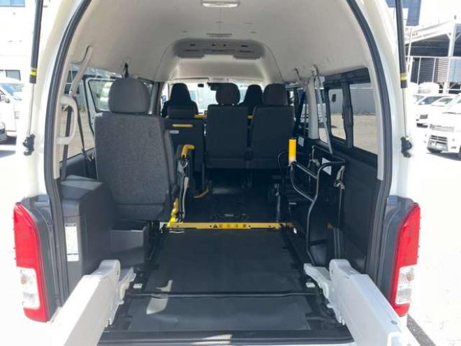 ハイエースバン2.8 ウェルキャブ Bタイプ ロング ディーゼルターボ 4WD　4WD　寒冷地仕様　10人乗り(車いす2基+8人)　パワースライドドア　リヤクーラー　リヤヒーター 福祉車両 2800