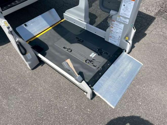 ハイエースバン2.8 ウェルキャブ Bタイプ ロング ディーゼルターボ 4WD　4WD　寒冷地仕様　10人乗り(車いす2基+8人)　パワースライドドア　リヤクーラー　リヤヒーター 福祉車両 2800