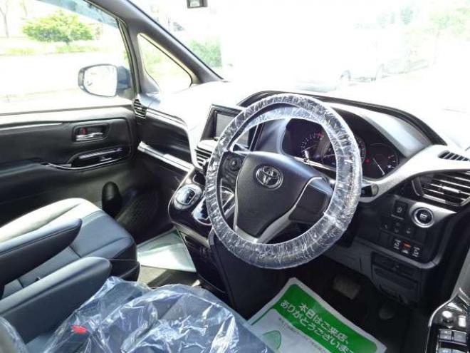 エスクァイア2.0 Gi 4WD　本州車　保証1年/走行距離無制限　後期 4WD　セーフティセンス　両側パワースライドドア　バックカメラ　本革シート　前席シートヒーター　アイドリングストップ　ビルトインETC　LEDヘッドライト　冬タイヤ付 2000