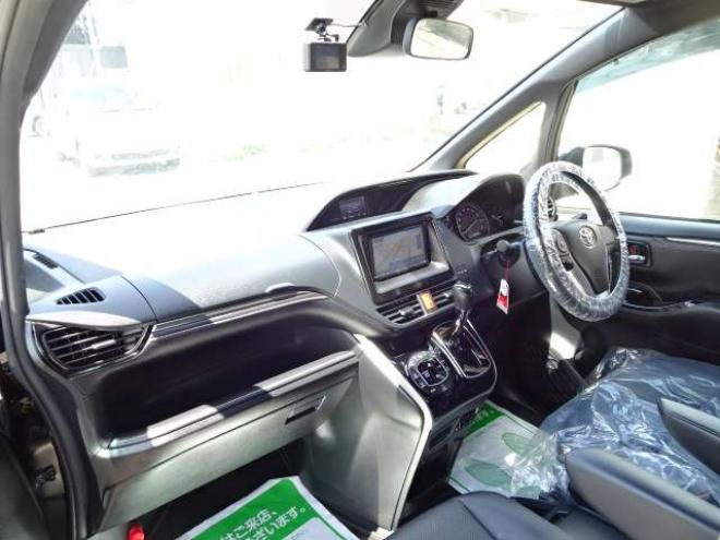 エスクァイア2.0 Gi 4WD　本州車　保証1年/走行距離無制限　後期 4WD　セーフティセンス　両側パワースライドドア　バックカメラ　本革シート　前席シートヒーター　アイドリングストップ　ビルトインETC　LEDヘッドライト　冬タイヤ付 2000
