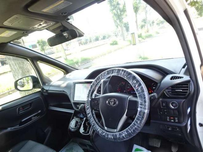 ヴォクシー2.0 ZS 4WD　本州車　保証1年/走行距離無制限　4WD　後期　純正10インチナビ　フリップダウンモニタ　両側パワースライドドア　　地デジ　バックカメラ　LEDヘッドライト　AUTOHIビーム　スマートキー　クルコン 2000