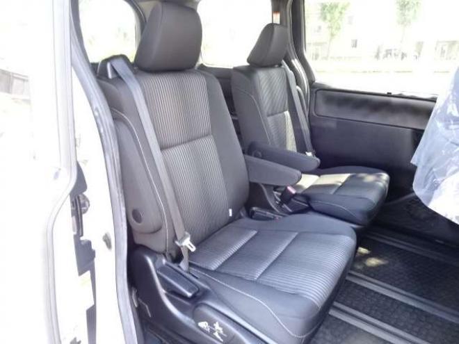ヴォクシー2.0 ZS 4WD　本州車　保証1年/走行距離無制限　4WD　後期　純正10インチナビ　フリップダウンモニタ　両側パワースライドドア　　地デジ　バックカメラ　LEDヘッドライト　AUTOHIビーム　スマートキー　クルコン 2000